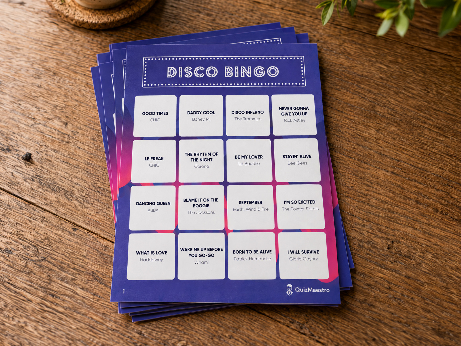 Ein Stapel gedruckter Disco Bingo Karten auf einem Holztisch